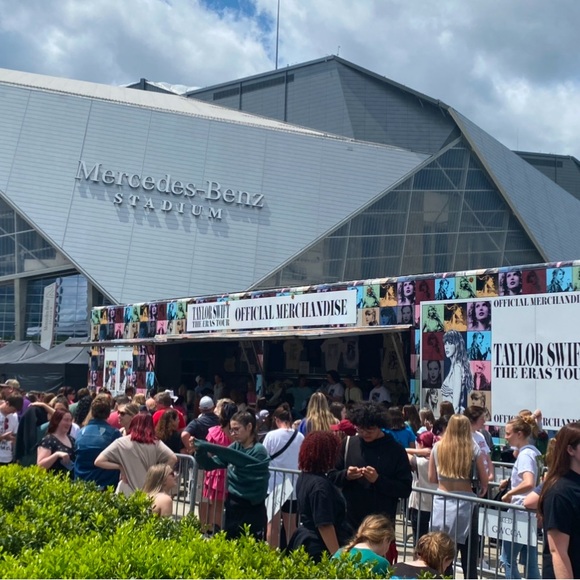Taylor Swift - The Eras Tour - Blue Crewneck Sweatshirt New with tags XL - Picture 5 of 10